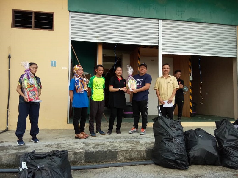 Program Gotong Royong Membersihkan Kawasan Pusat Internet Kampung